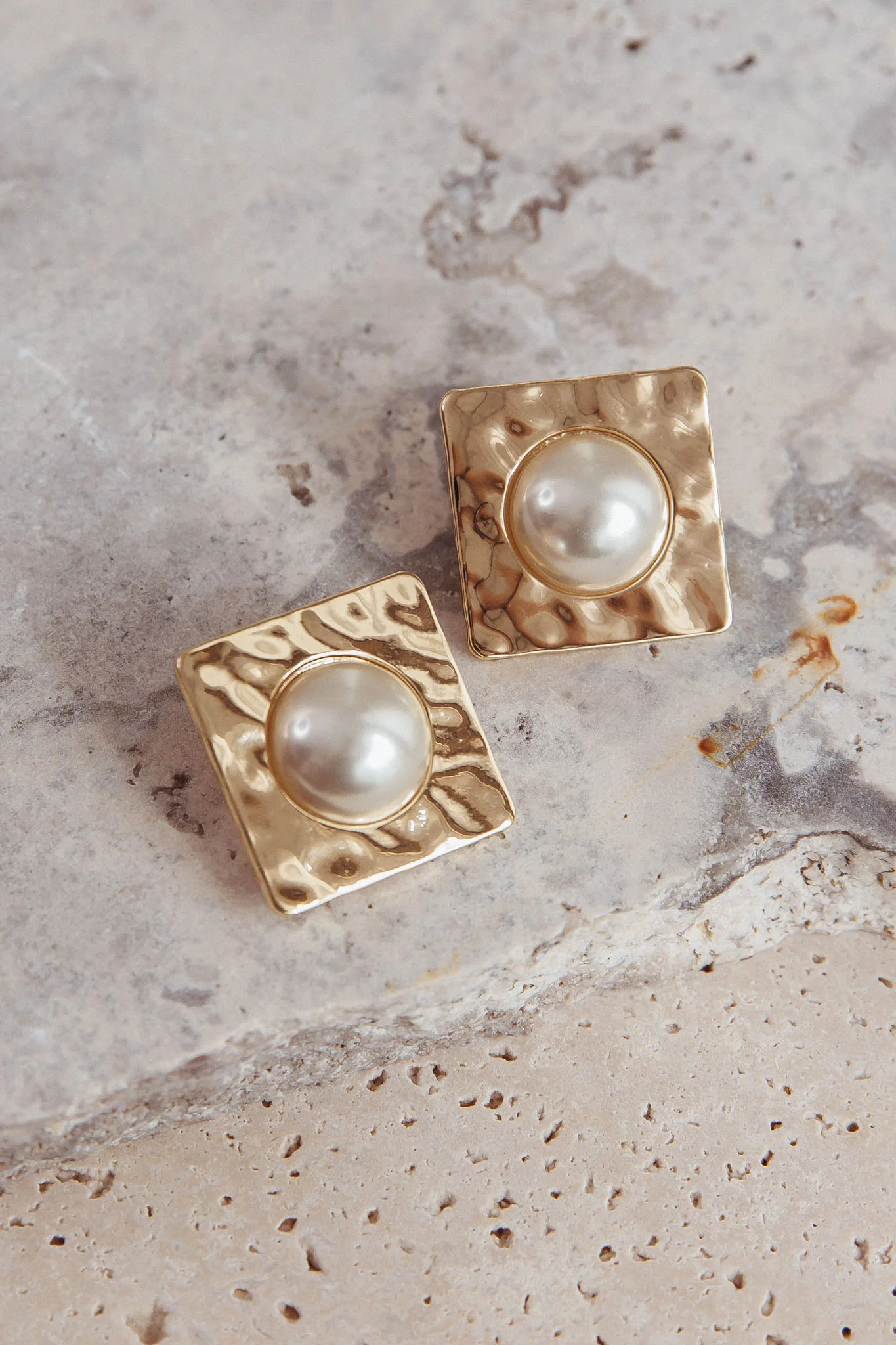Vanessa Square Hammered Earrings Gold/Pearl - Sonourner