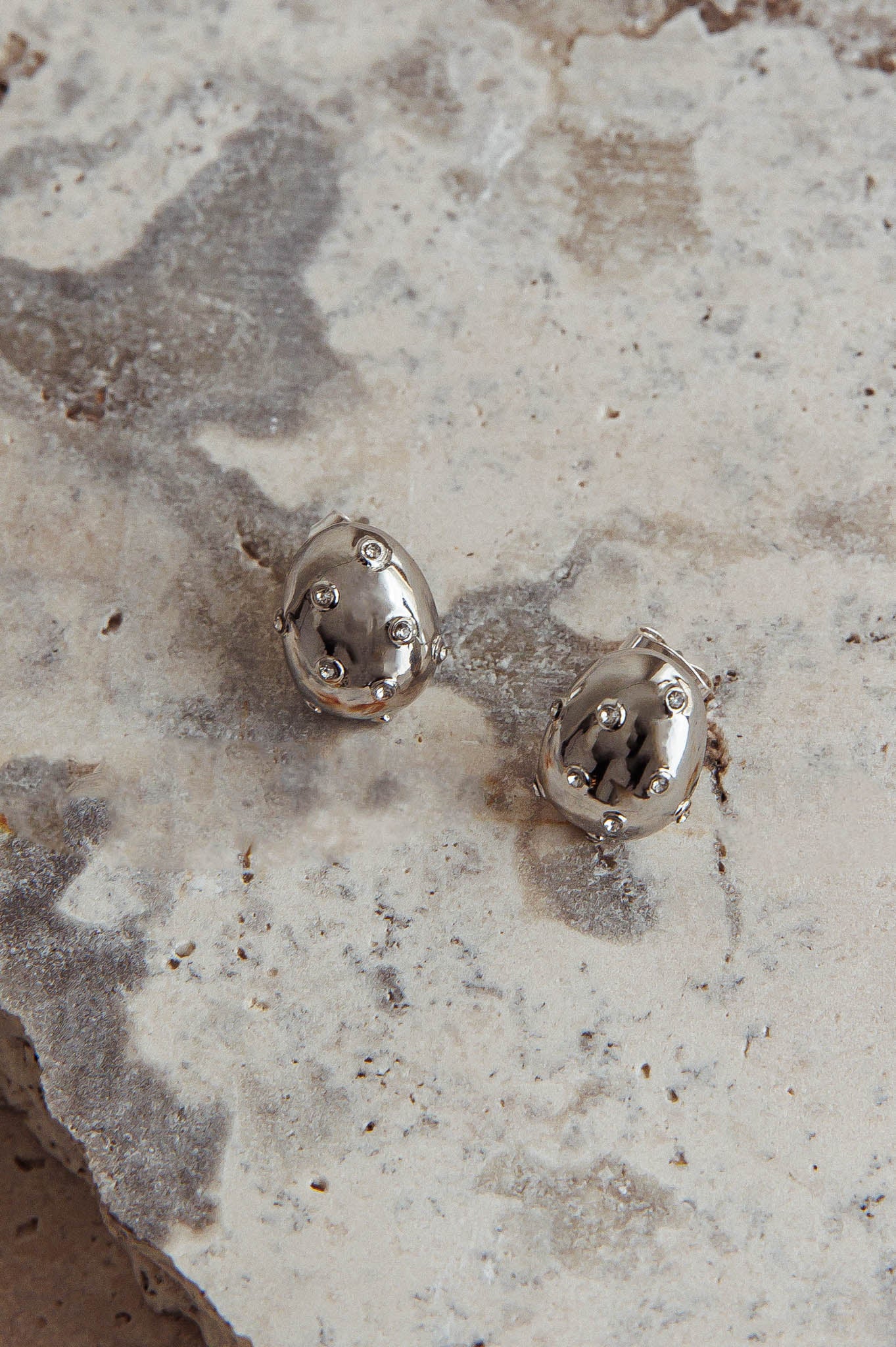 Billie Diamante Pebble Earrings Dark Silver - Sonourner