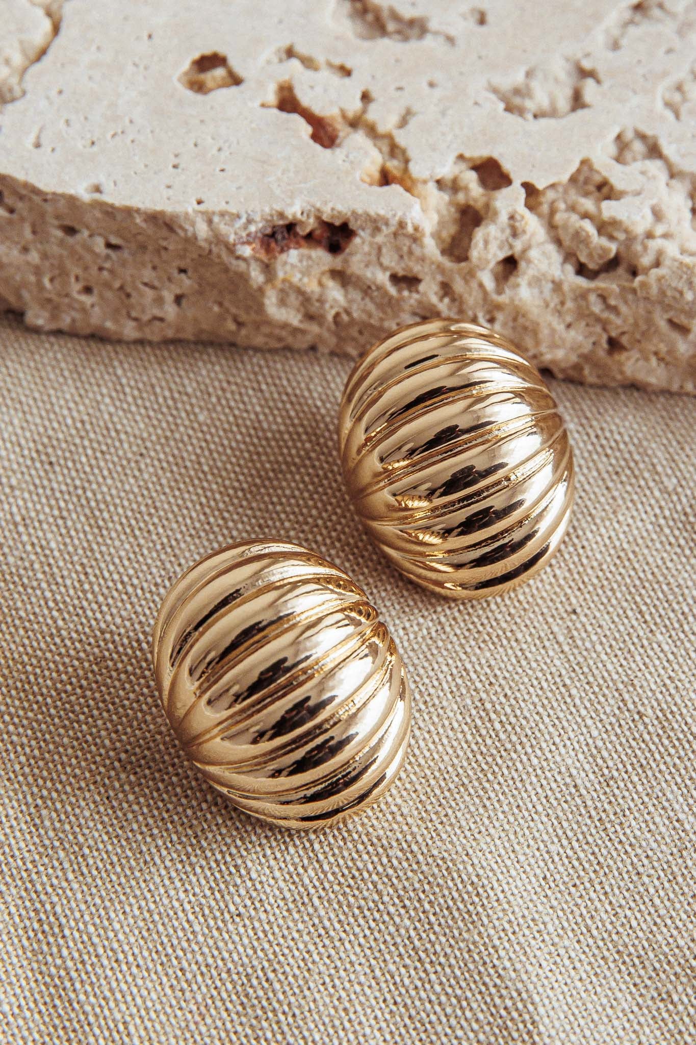 Shelly Ribbed Curve Earrings Gold - Sonourner