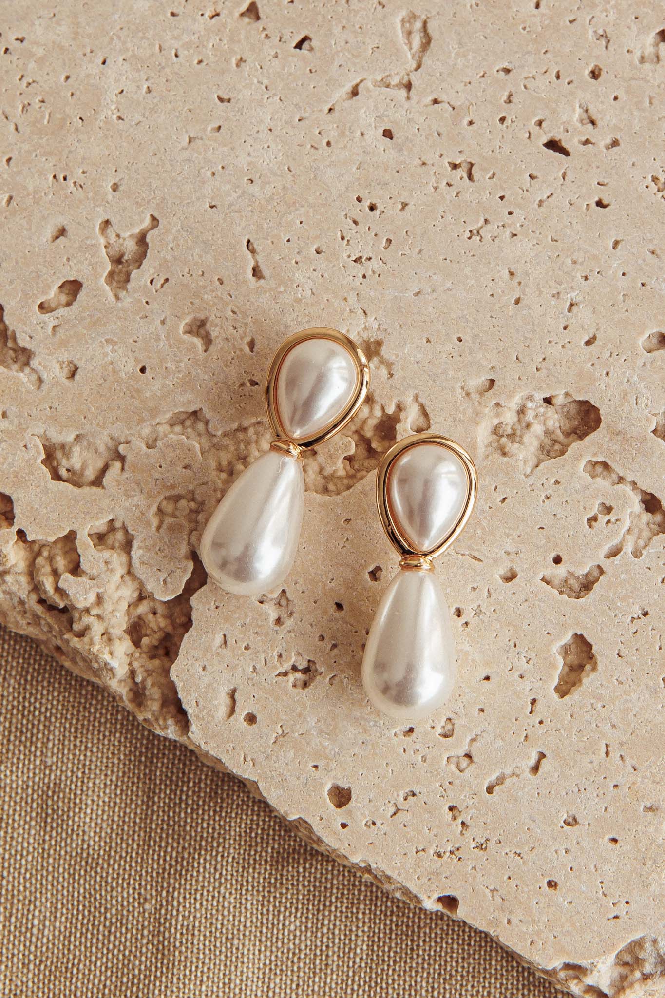 Elizabeth Droplet Earrings Gold Pearl - Sonourner