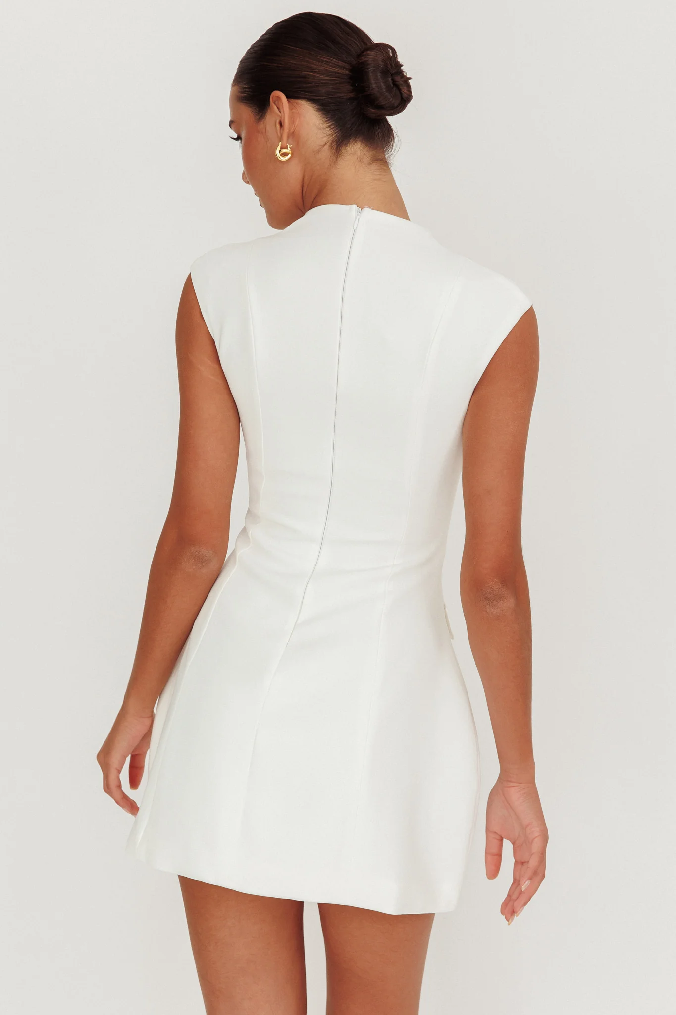 Heavenly Bodies Sleeveless Deep Neckline Mini Dress White - Sonourner
