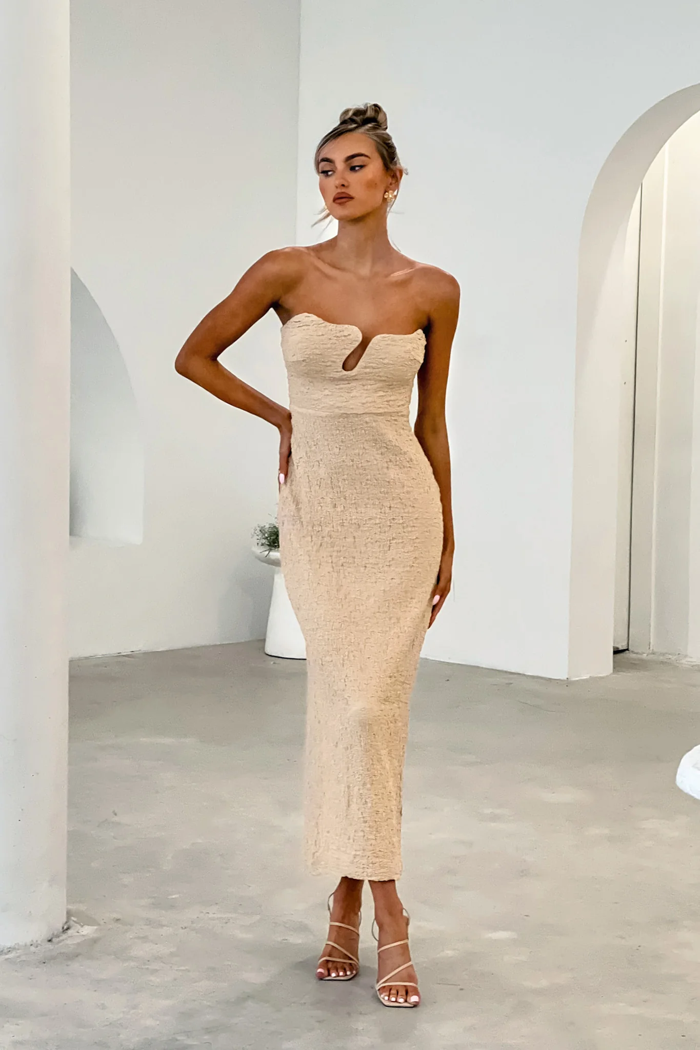 Horizon Strapless Textured Midi Dress Nude - Sonourner