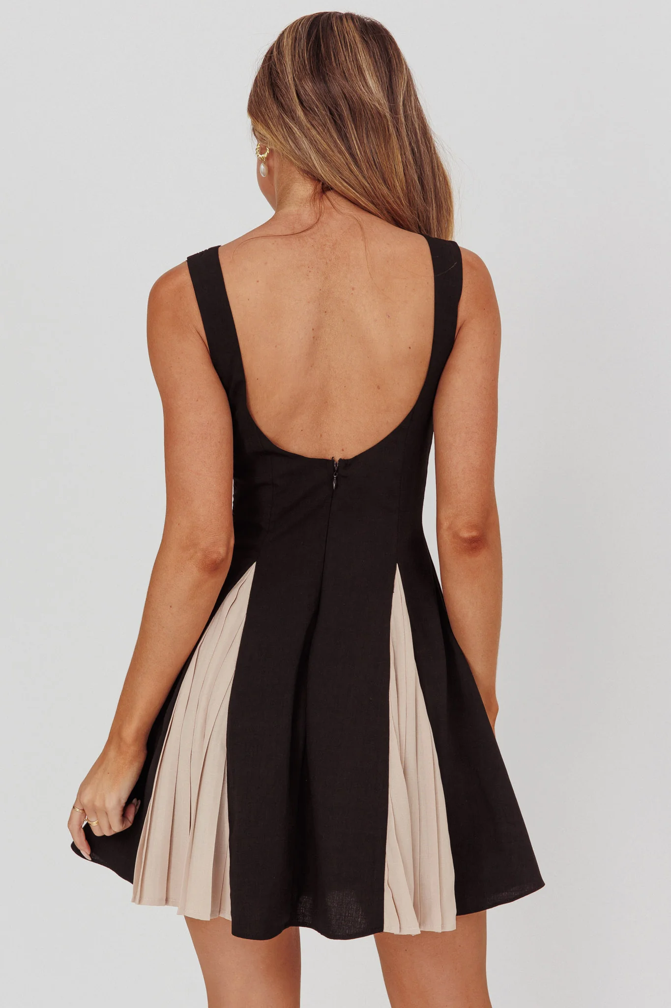 Averi Contrasting Godet Hem Mini Dress Black - Sonourner