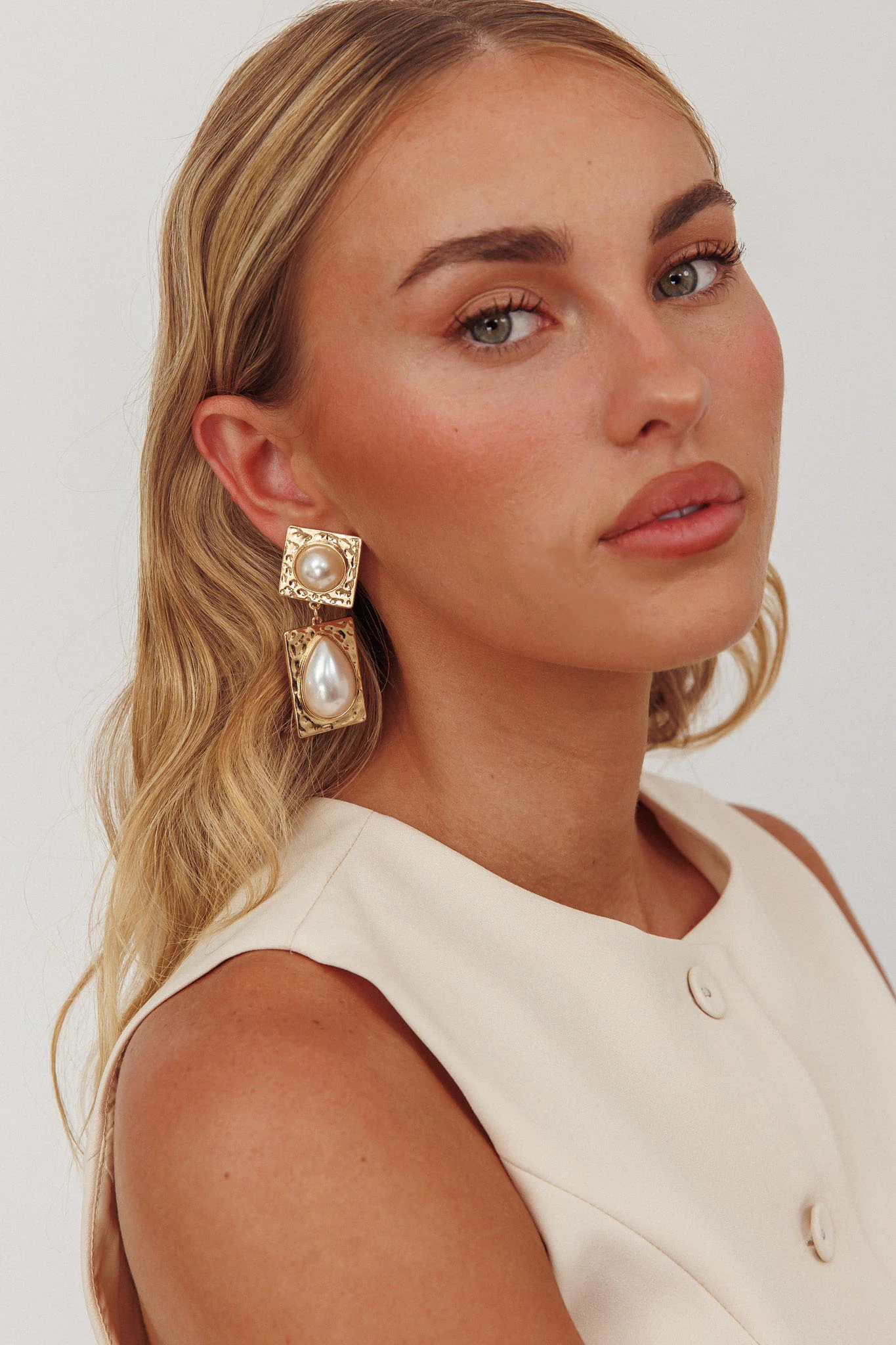 Chloe Hammered Drop Earrings Gold/Pearl - Sonourner