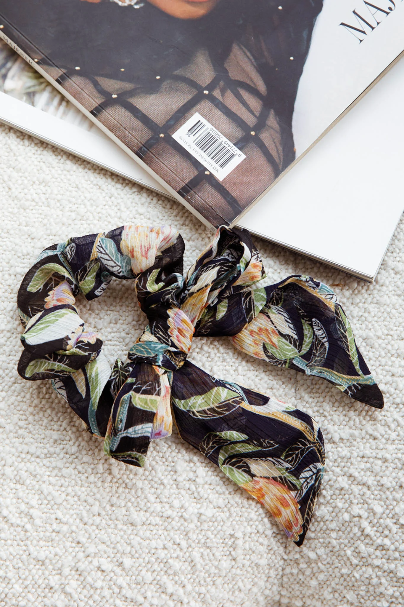 Bow Scrunchie Banksia Black - Sonourner