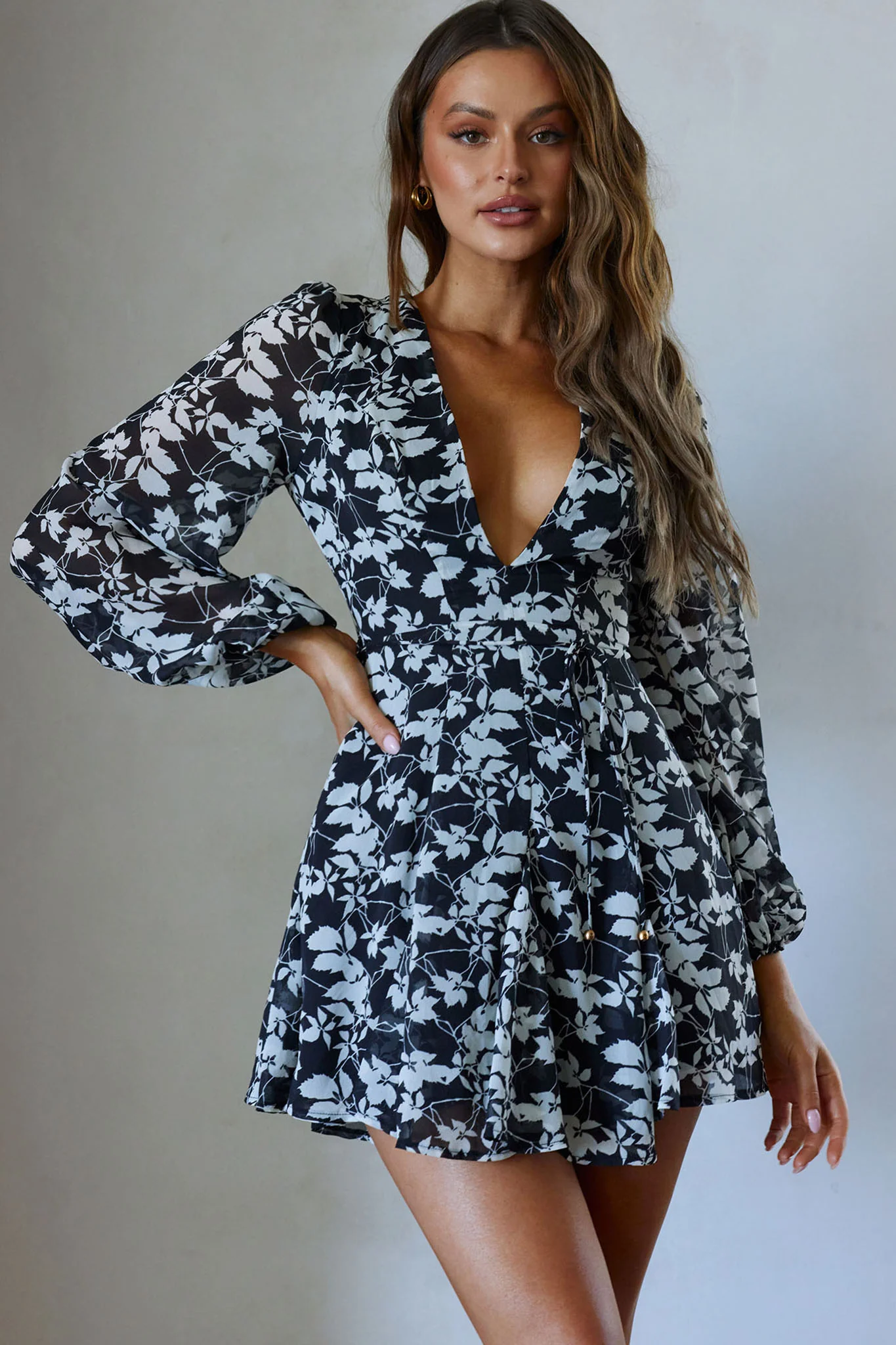 Estelle Long Sleeve V-Neckline Dress Leaf Print Black - Sonourner