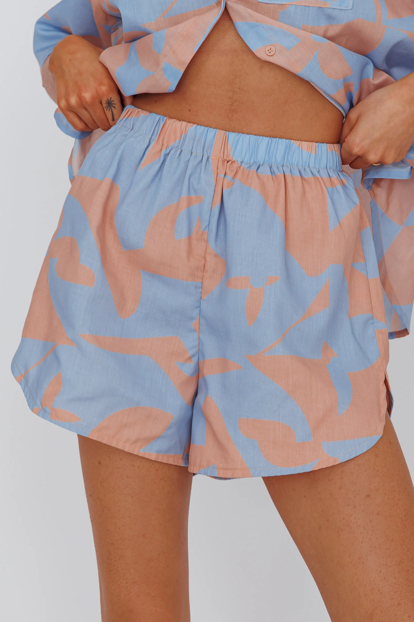 On Vacay Elastic Waist Shorts Print Blue - Sonourner
