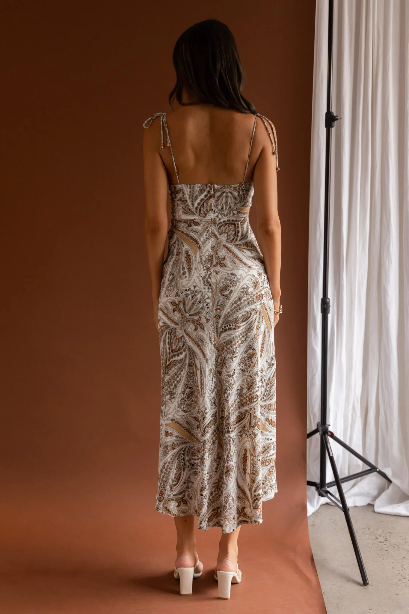 About Town Tied Shoulder Midi Dress Paisley White - Sonourner