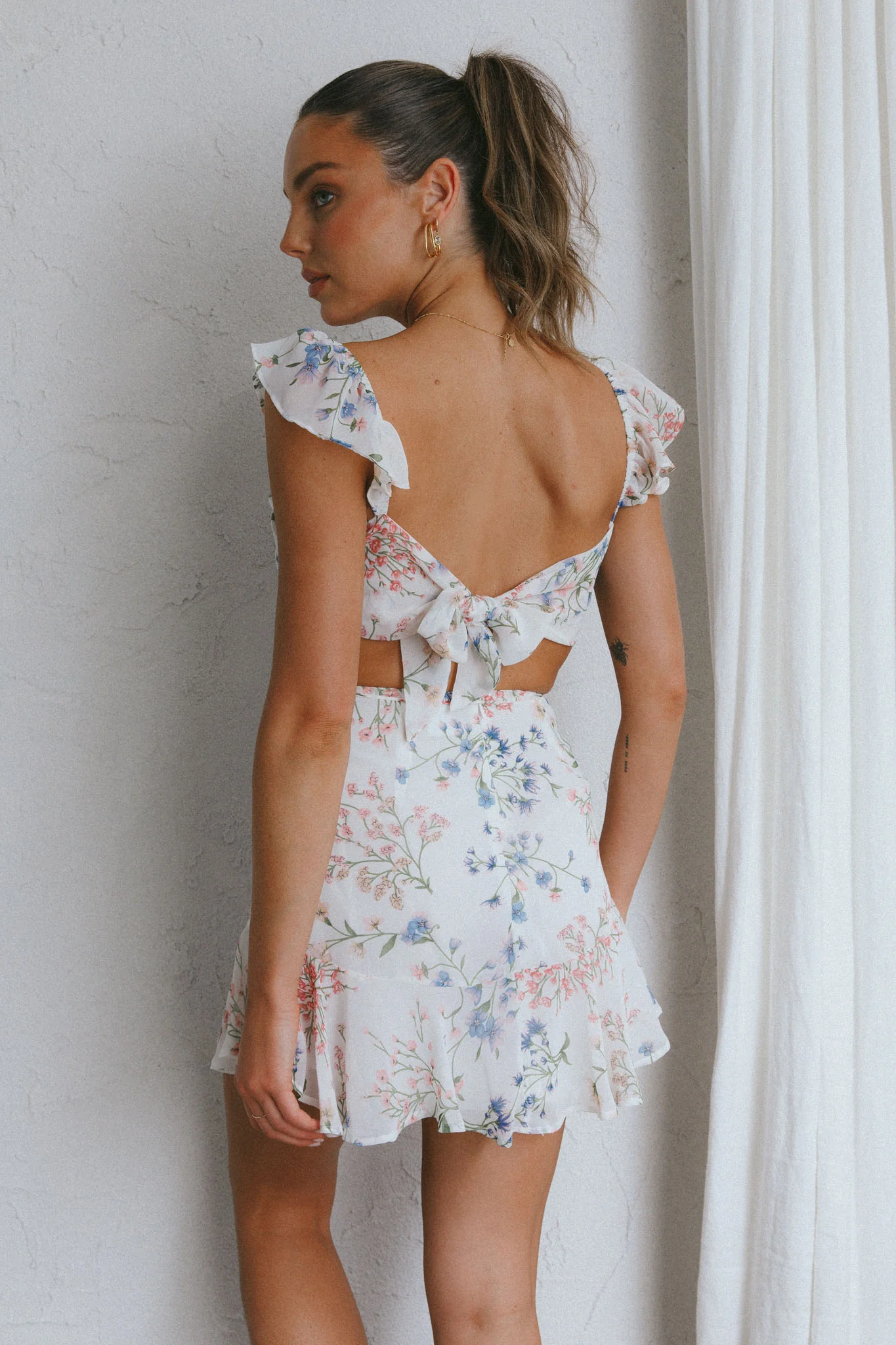 Barcelona Tied Back Mini Dress Floral White - Sonourner