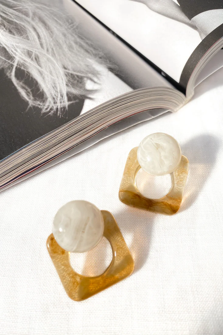 Halle Geometric Marbled Acrylic Earrings Beige - Sonourner