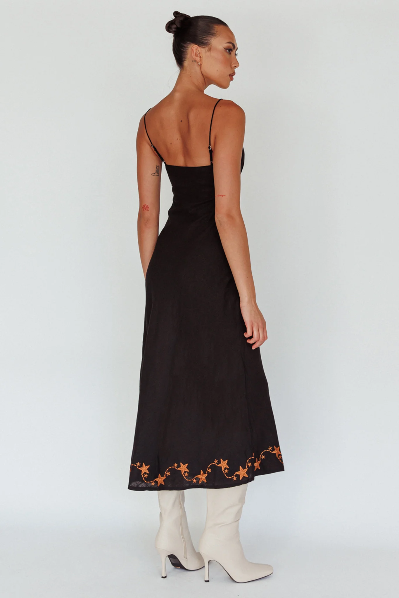 Star Garden Embroidered Midi Dress Black - Sonourner