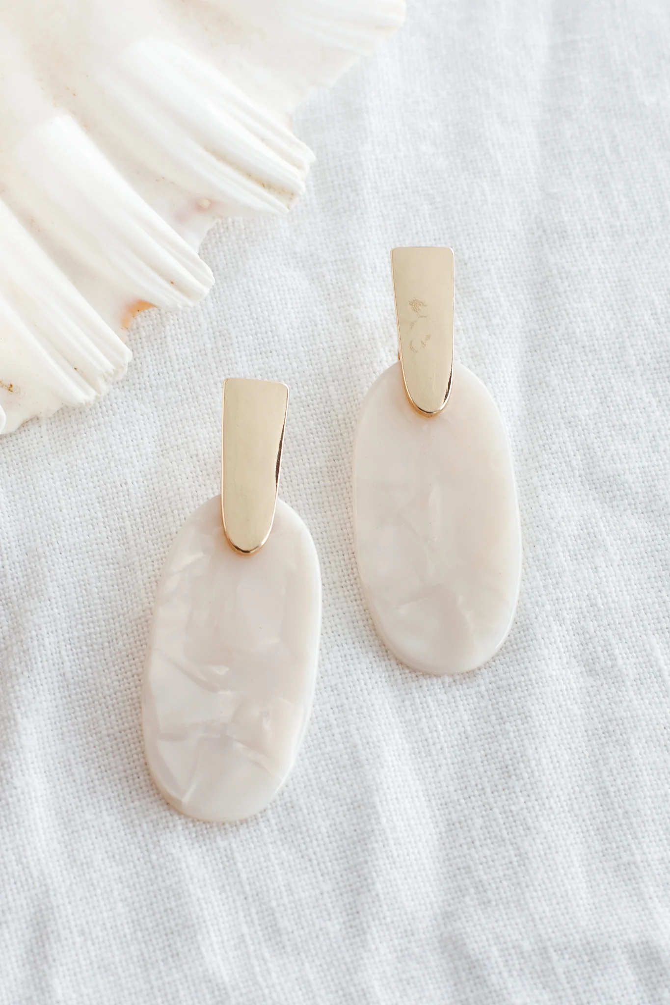 Raquel Acrylic Oval Earrings Oyster - Sonourner