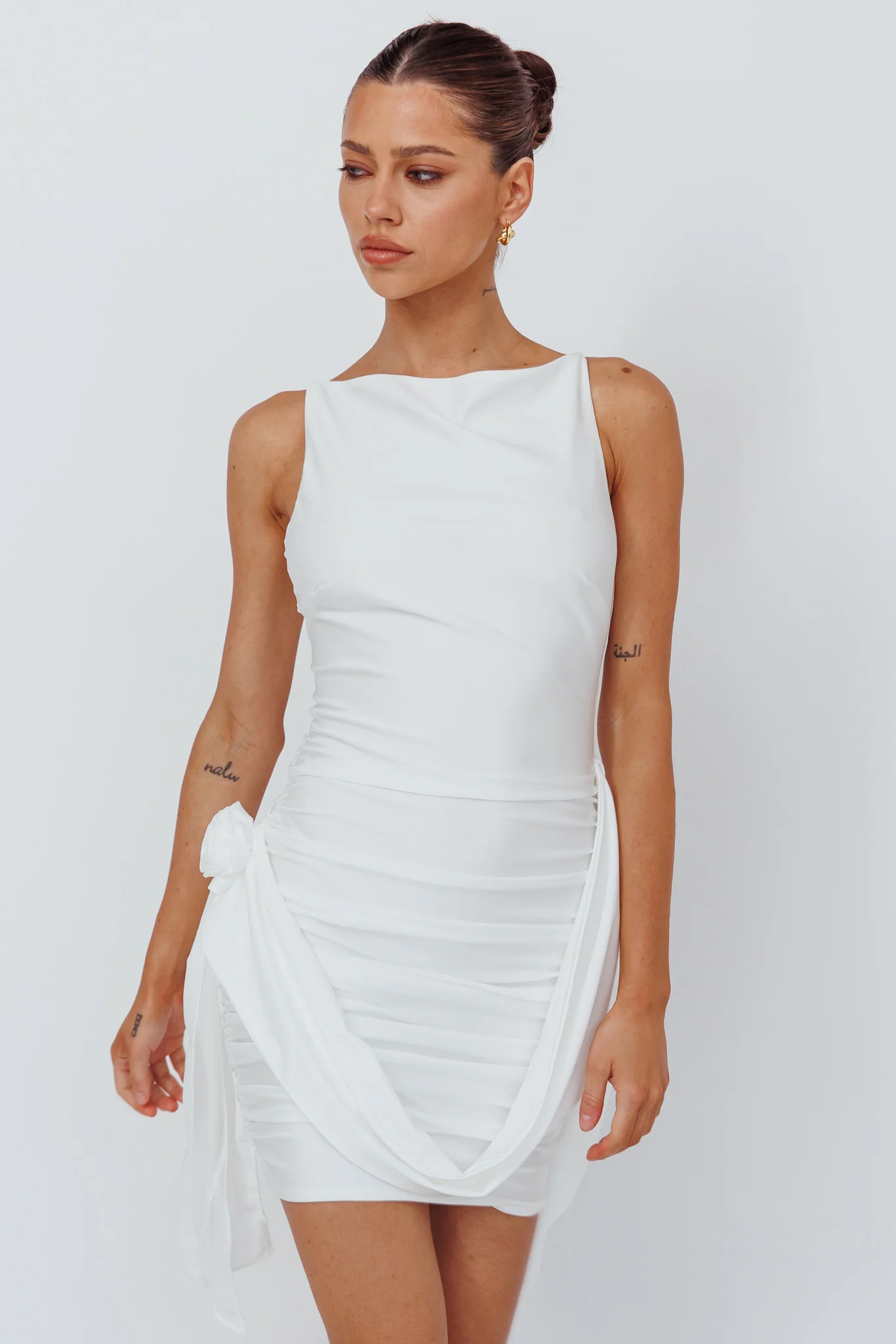 Agyness Rose Sash Feature Mini Dress White - Sonourner