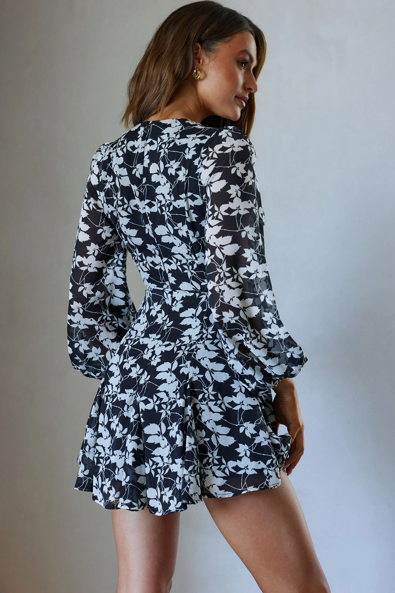 Estelle Long Sleeve V-Neckline Dress Leaf Print Black - Sonourner