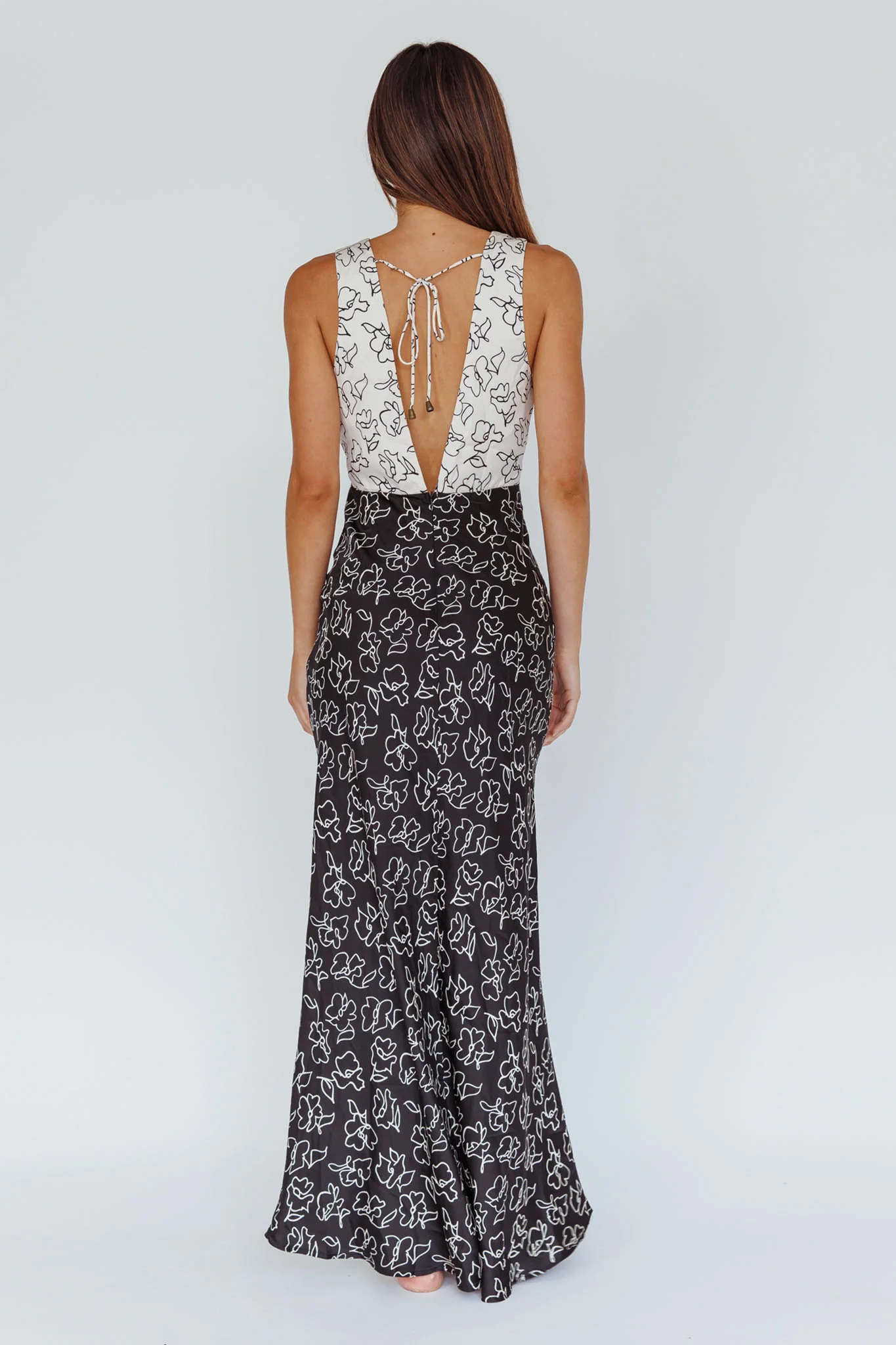 Coucou V-Neckline Maxi Dress Floral White/Black - Sonourner