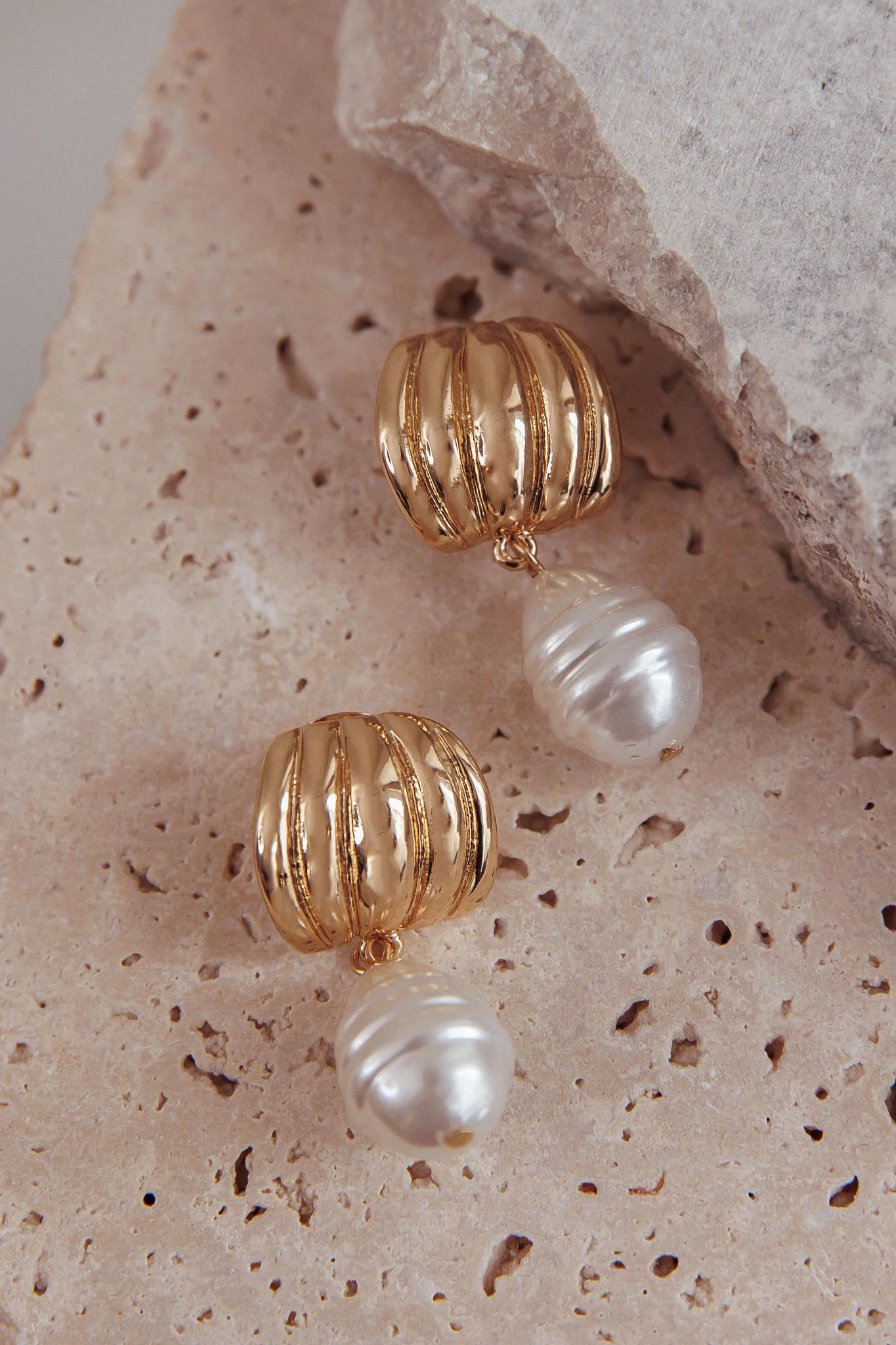 Andi Ridged Pearl Drop Stud Earrings Gold/Pearl - Sonourner