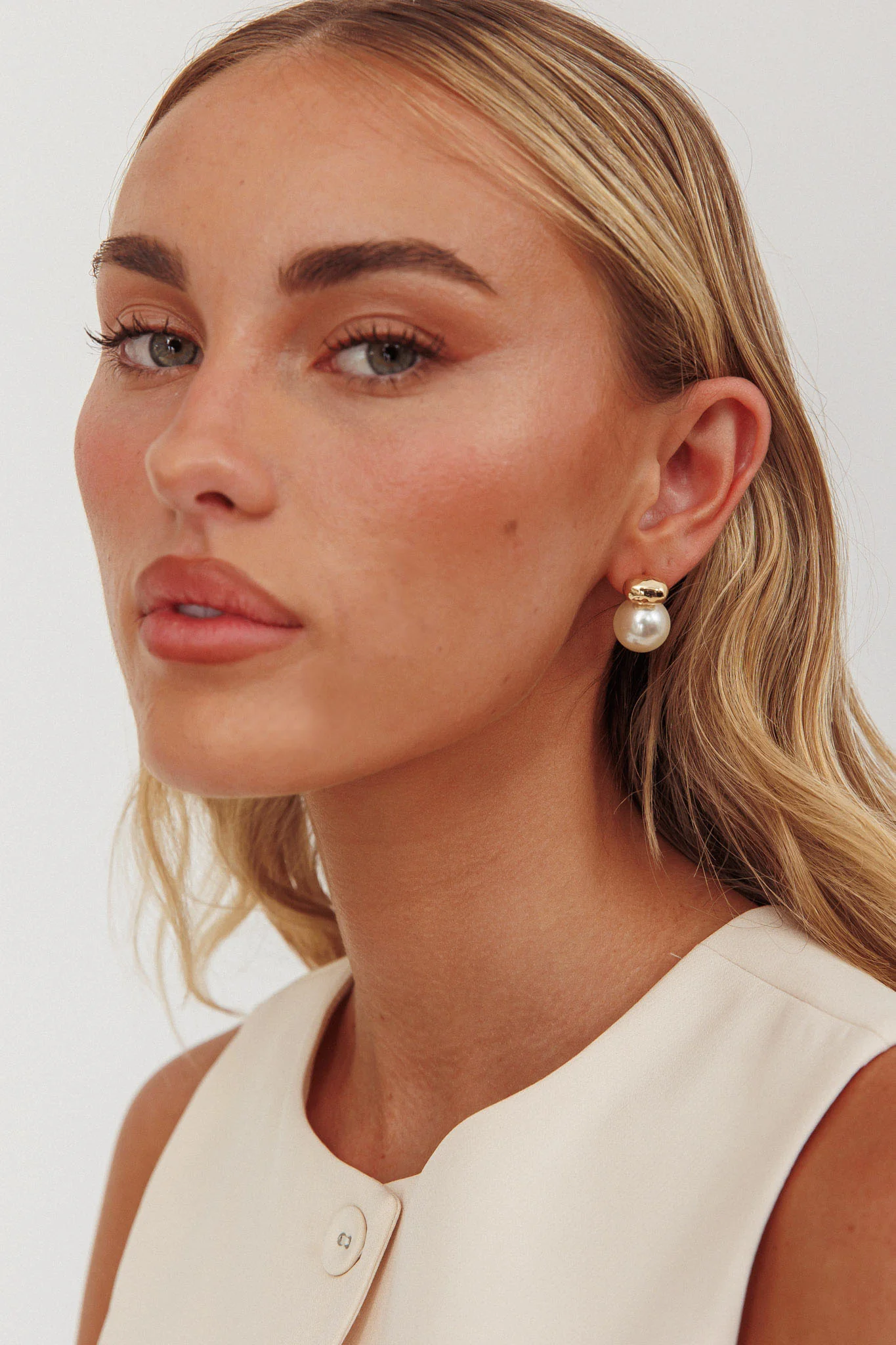 Lulu Pearl Accent Studs Gold/Pearl - Sonourner