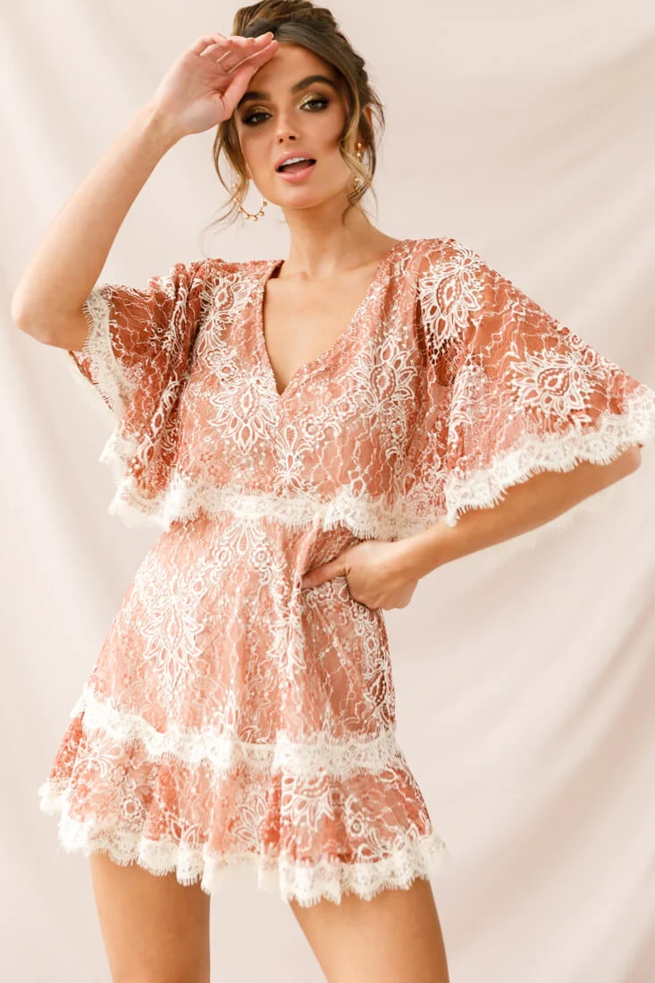 Caspar Batwing Lace Dress Rose/Beige - Sonourner