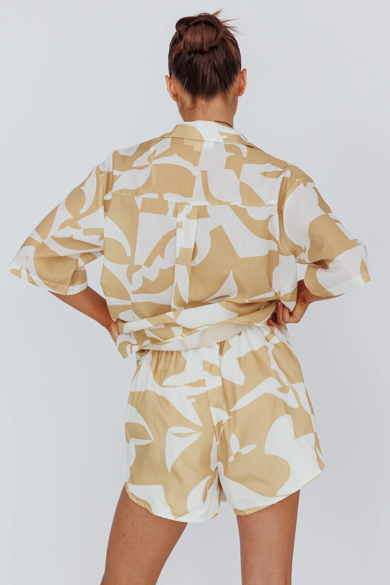 On Vacay Elastic Waist Shorts Print Yellow - Sonourner