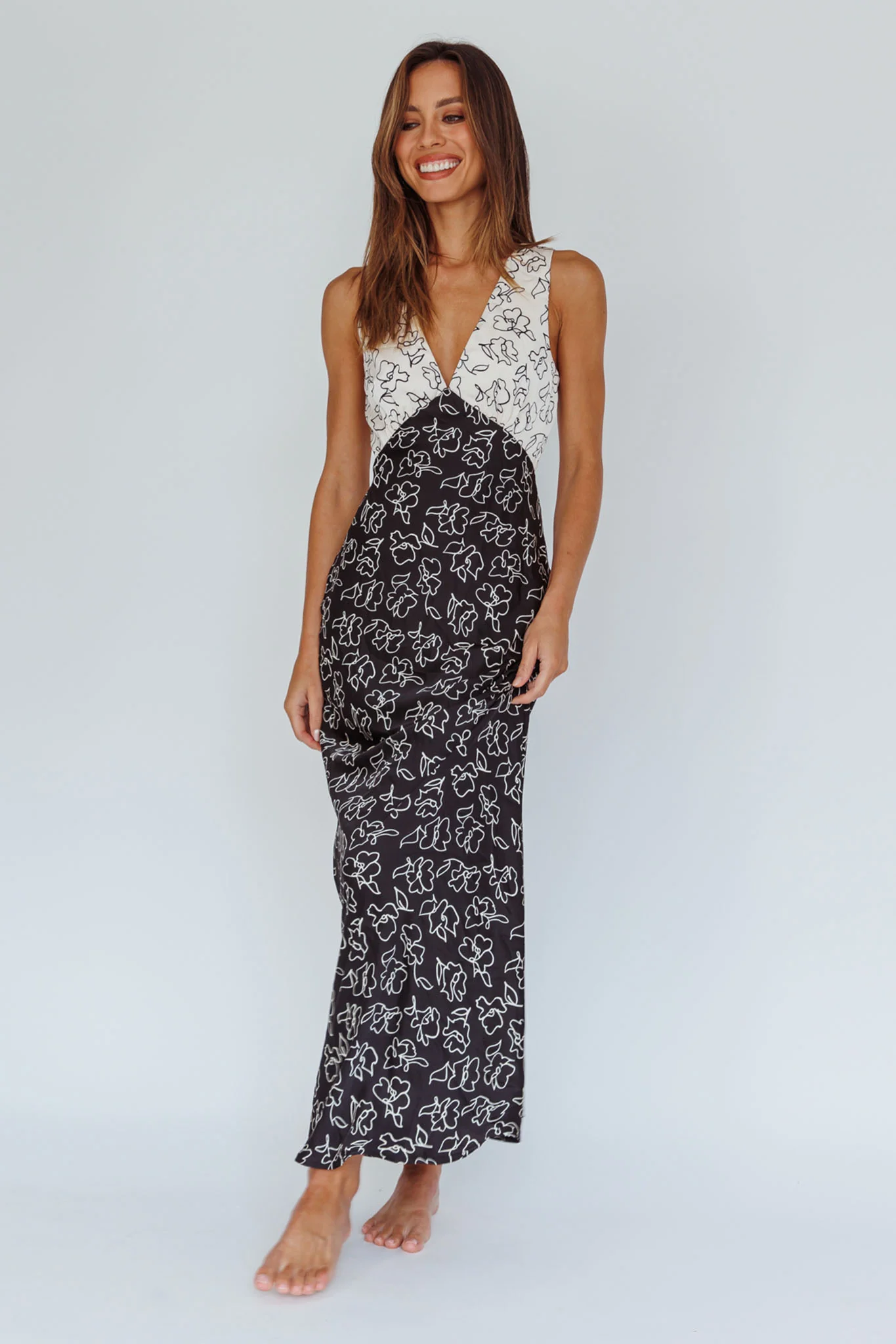 Coucou V-Neckline Maxi Dress Floral White/Black - Sonourner