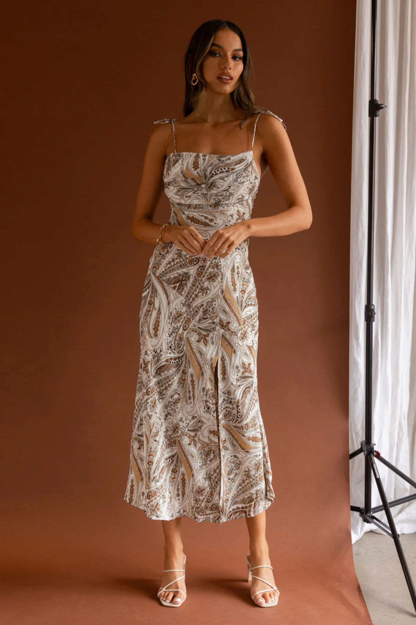 About Town Tied Shoulder Midi Dress Paisley White - Sonourner