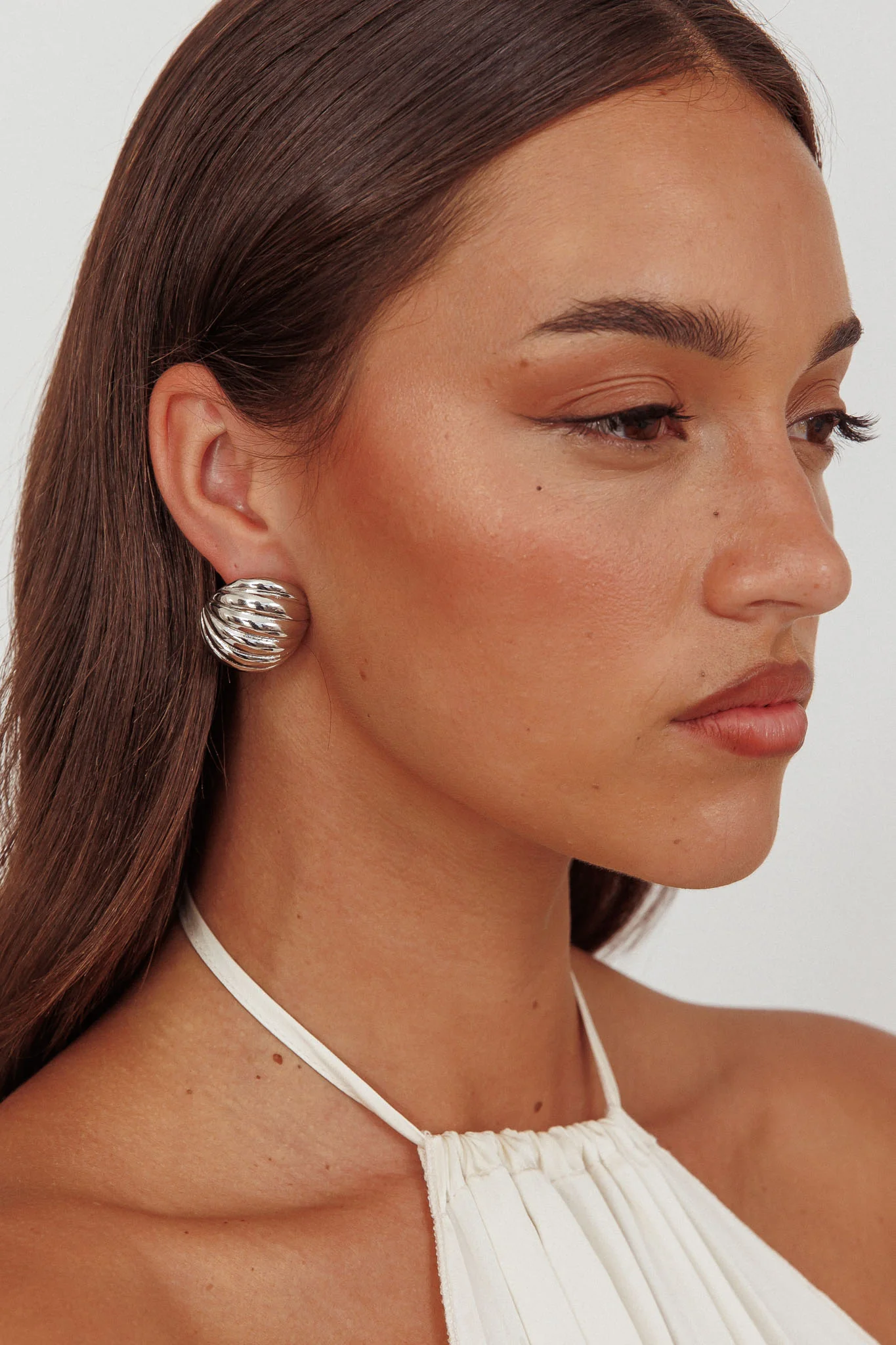 Shelly Ribbed Curve Earrings Dark Silver - Sonourner