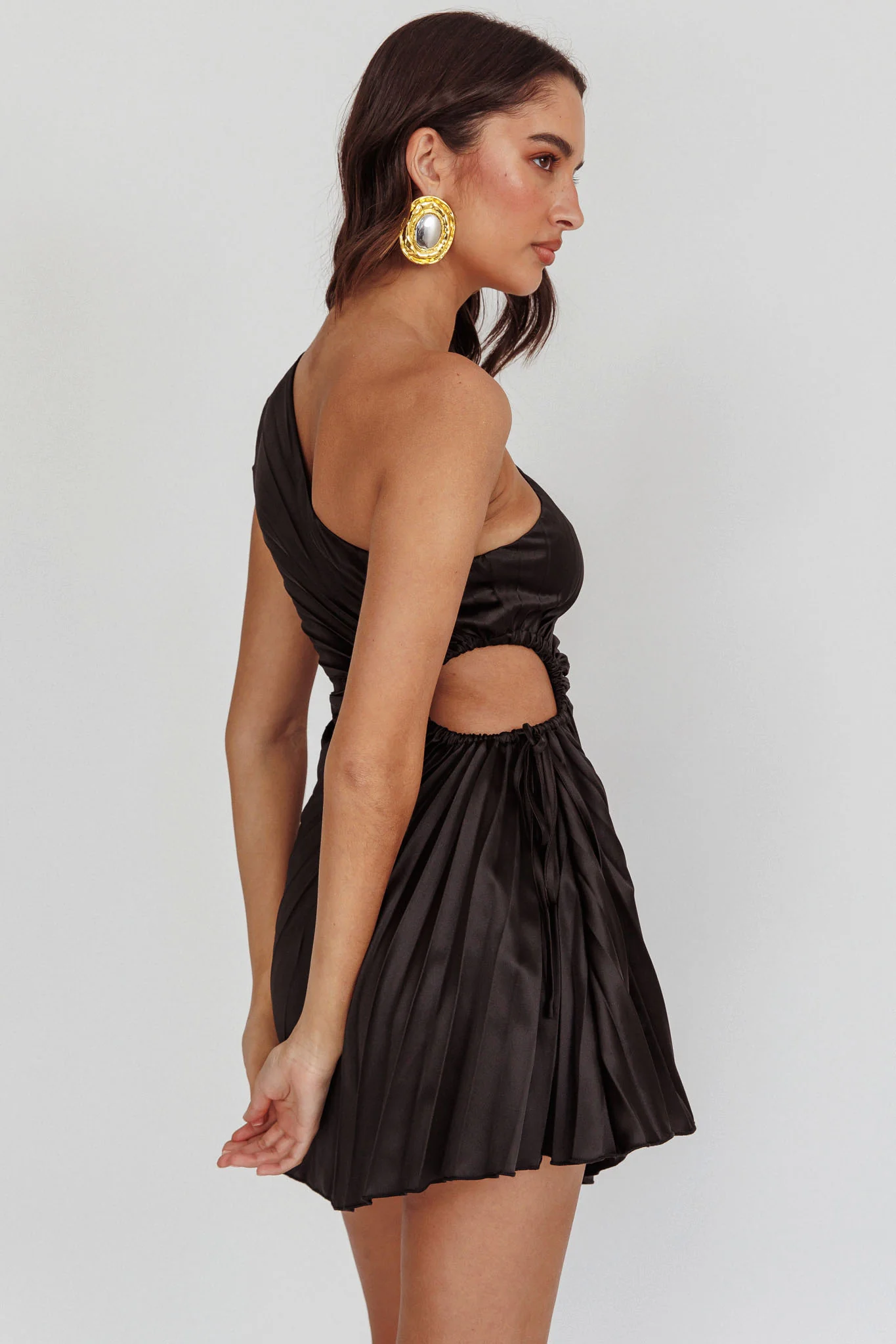 Glow Ray One-Shoulder Pleat Dress Black - Sonourner